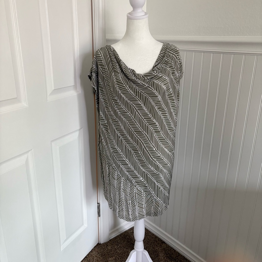 Sage Grey and White Patterned Chico’s Capped Sleeve Top size 2X